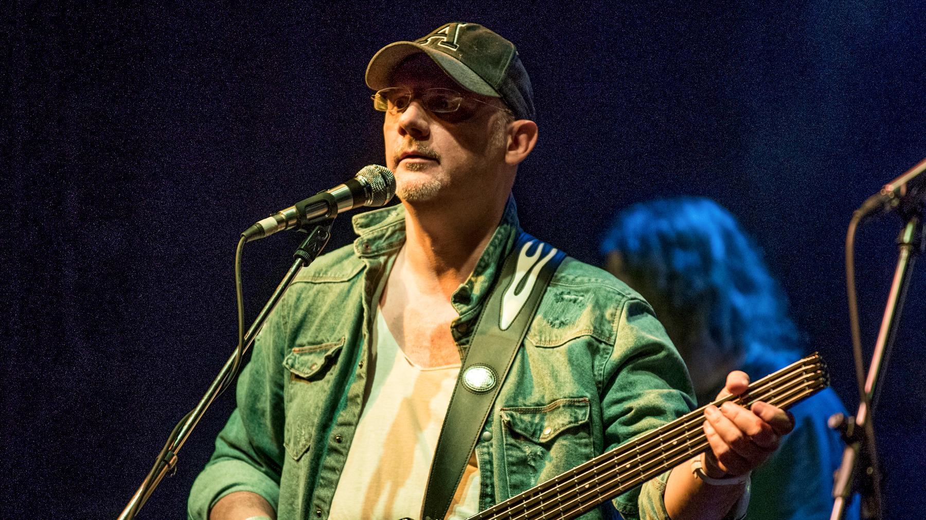 Nyuszomuszó Bachot és Verdit játszik a rockbandájával